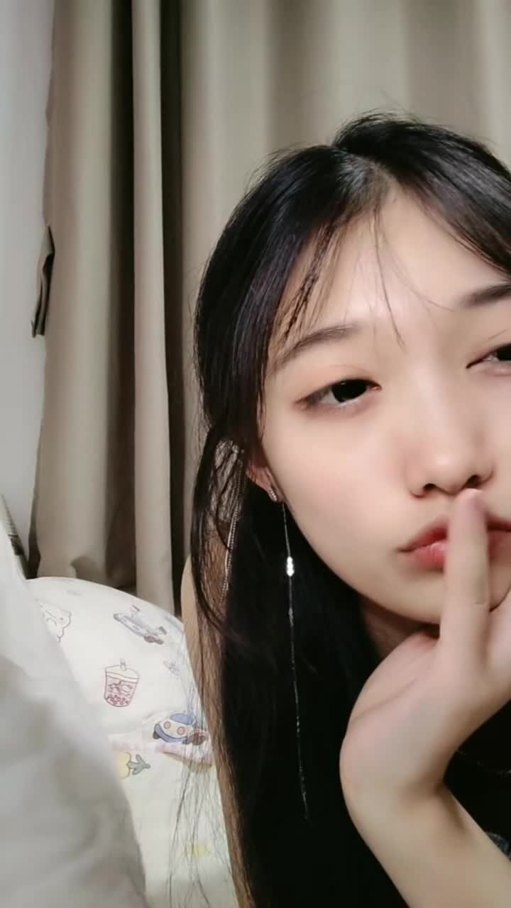 #1300597超甜漂亮妹妹！玩起来骚的很！牛仔短裤白丝袜，多毛骚逼特写，手指插入一顿扣，搞得小穴湿哒哒点此查看更多