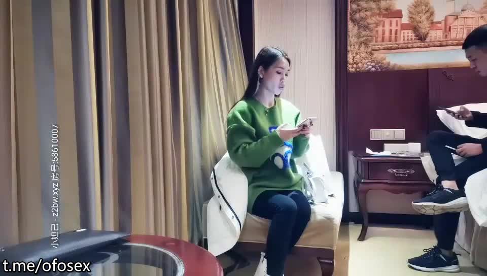 约了个绿衣高颜值妹子啪啪，坐在身上摸奶舔弄口交特写骑坐后入猛操点此查看更多