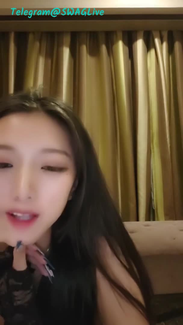 最近超火高颜值绿女神播下海模 淫荡本性大爆发与榜友纵欲无度一夜七次郎，母狗女神M属性渴望被调教2V2点此查看更多