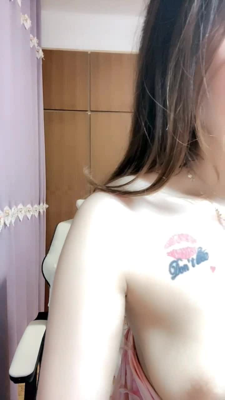 新来的大姐姐颜值高有气质全程露脸精彩大秀直播，互动狼友撩骚揉奶玩逼道具抽插，精彩刺激不断浪叫呻吟不止