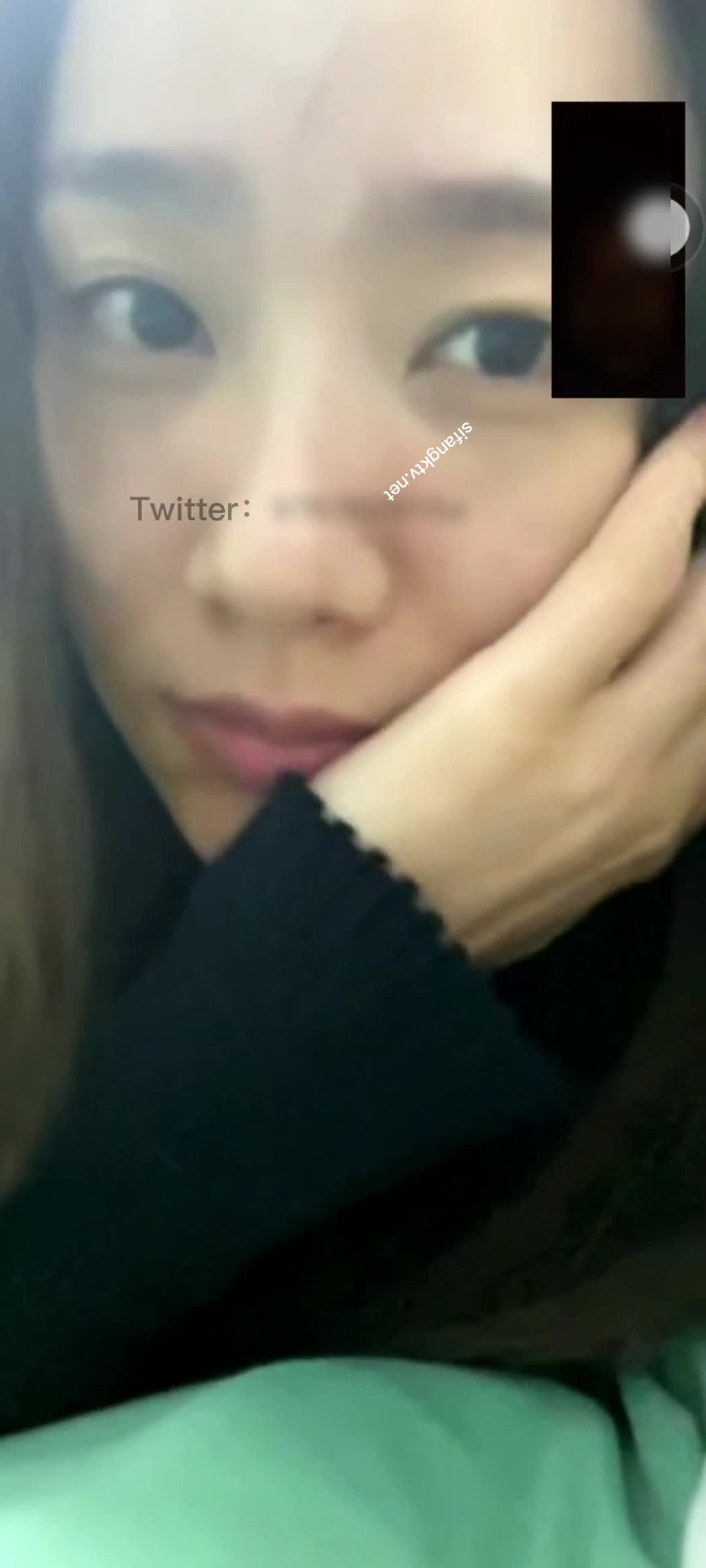秀人网高颜人气女模极品名媛 #方子萱 无美颜与金主视频通话~脱衣露奶掰逼怂镜头给你看~炸裂点此查看更多