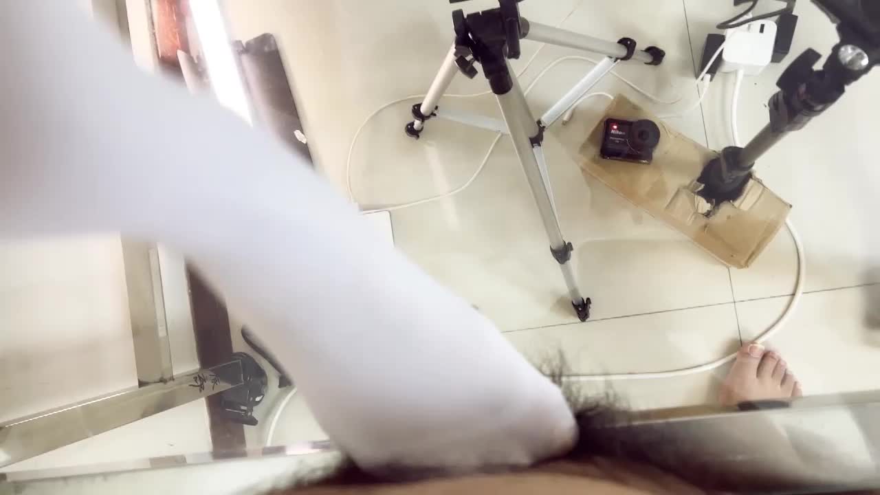 #投稿视频 #踩踏感谢群友分享白丝 玻璃板 羞辱 强制踩射点此查看更多