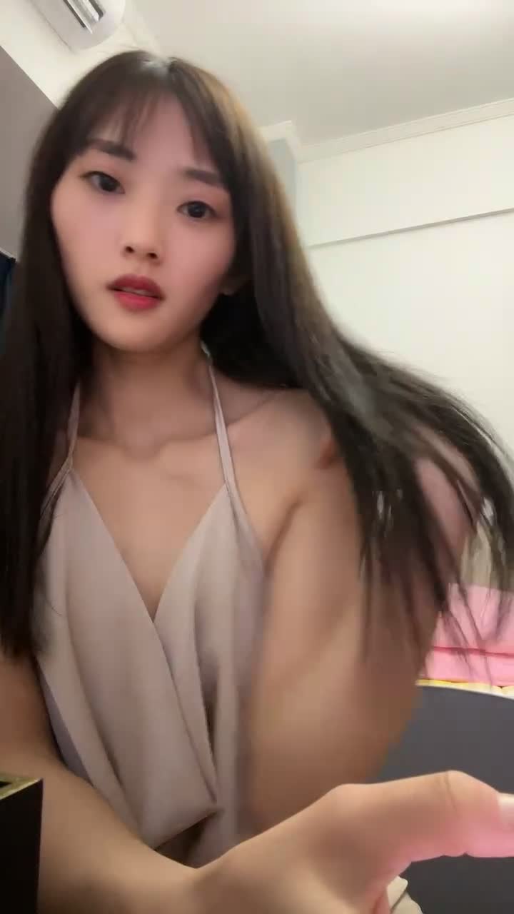 #直播 高颜值长发美女小秀一波点此查看更多