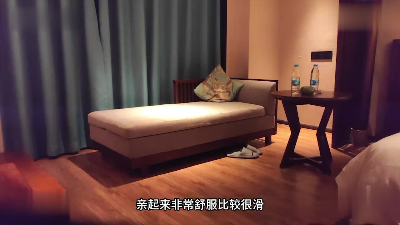 探花陆小凤酒店约炮 身材苗条高颜值靓妹把她的双腿放到肩上狠操速游VPN跑满千兆只做最快