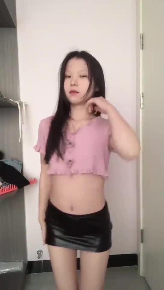 推荐 花椒颜值主播【快乐的臀臀】青春靓女，裸舞诱惑，大尺度掰逼自慰，逼毛有点多