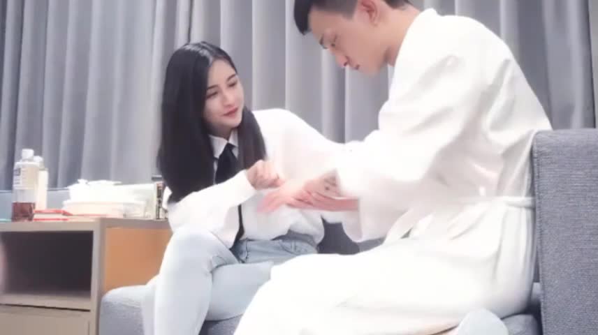 大熊探花 深夜场约了个极品高颜值衬衣牛仔裤妹子，沙发上摸逼调情口交抬腿抽插再到床搞 #探花 #女神 #嫩模