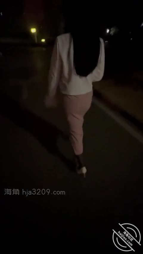 交换换妻 美女老婆酒店玩交换换妻自己操着别人的老婆眼看着老婆被别人操［特色标签］: #黑丝 #白丝