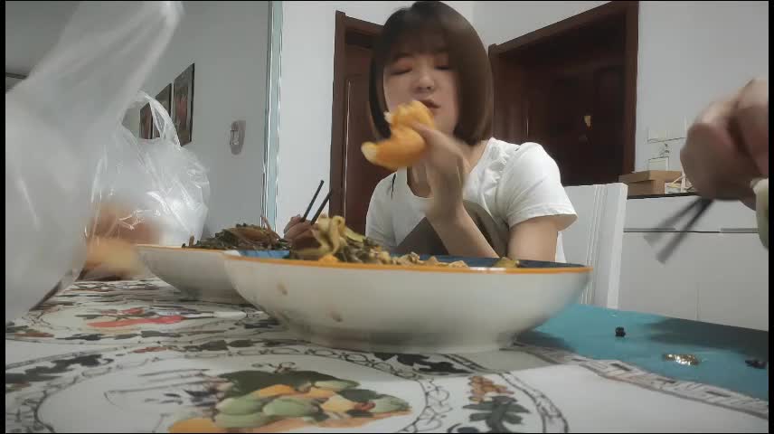 极品良家女神，家中做饭厨艺好，吃饱有力气接着干，舔穴啪啪高潮袭来瘫倒，呻吟动听刺激