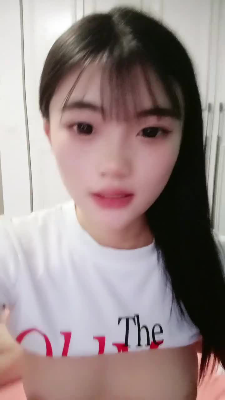 乖巧嫩妹居家男友操逼！大屌吸吮很享受！埋頭舔騷逼，轉戰衛生間馬桶上操，爆操微毛小嫩穴