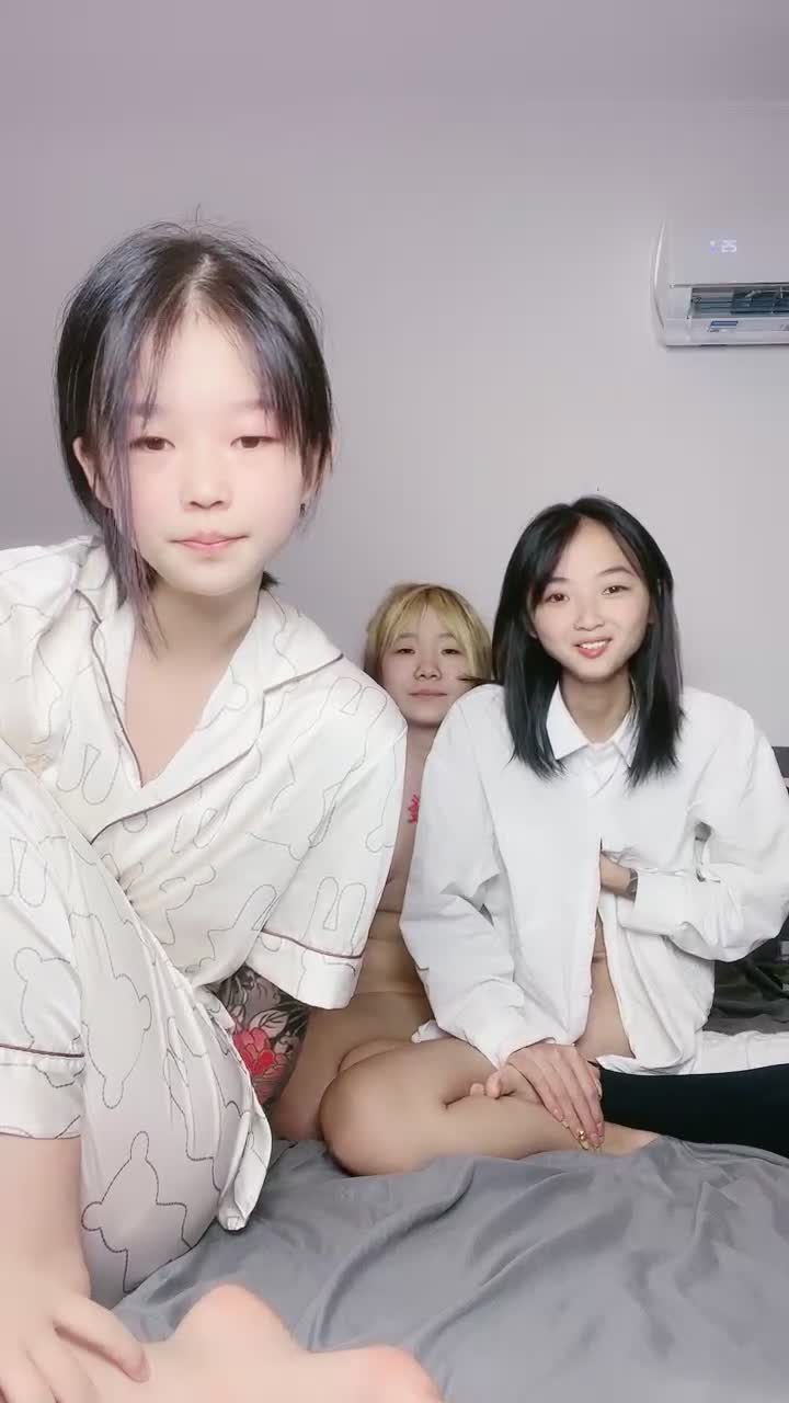#直播 三个00后嫩妹妹！女女互玩！双头龙抽插嫩穴，骑乘位互怼