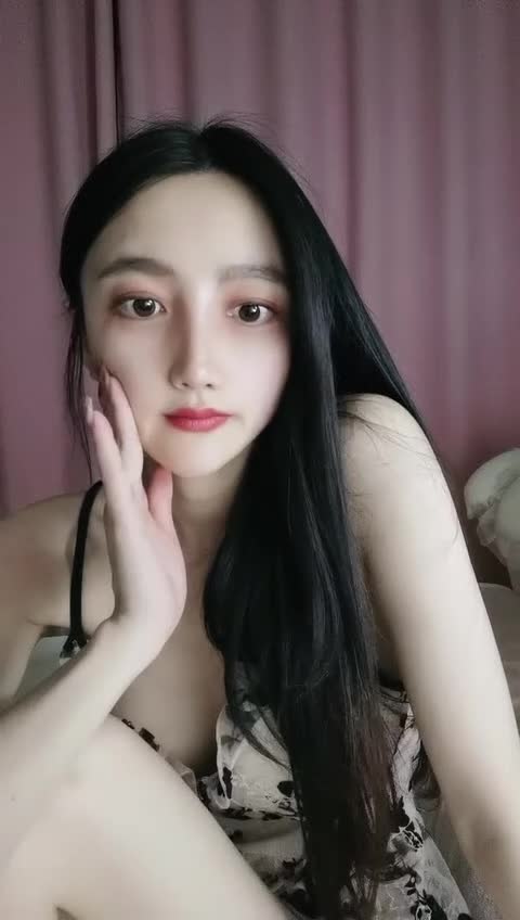 長發高顏值妹子，脫光光傲人身材，熱舞搔首弄姿張開腿白虎幹淨穴撅起屁股十分誘人