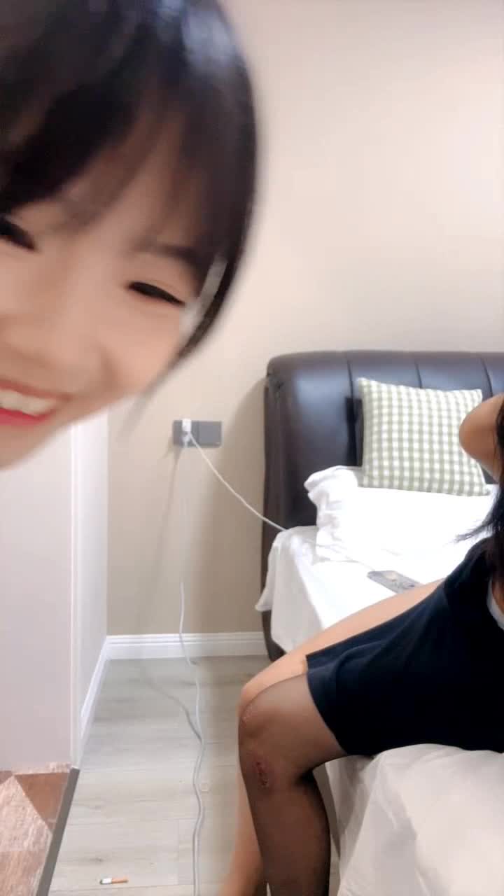 黑丝露脸好多风骚小姐妹跟大哥们玩群P，全程露脸黑丝诱惑淫声荡语听指挥，口交大鸡巴吃奶舔逼抠穴各种爆草