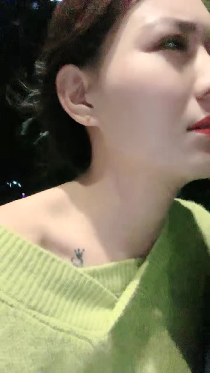 极品颜值骚女！夜晚小区楼顶玩露出！撩起衣服掰穴揉奶，翘起屁股手指扣穴直播主播录屏
