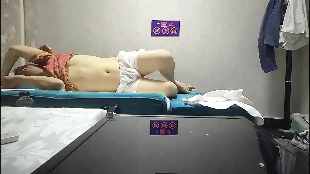 探访按摩店 城中村养生馆，老板娘拍摄与按摩客人之间的操逼啪啪啪