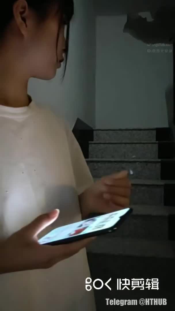 白丝少女楼梯间做爱