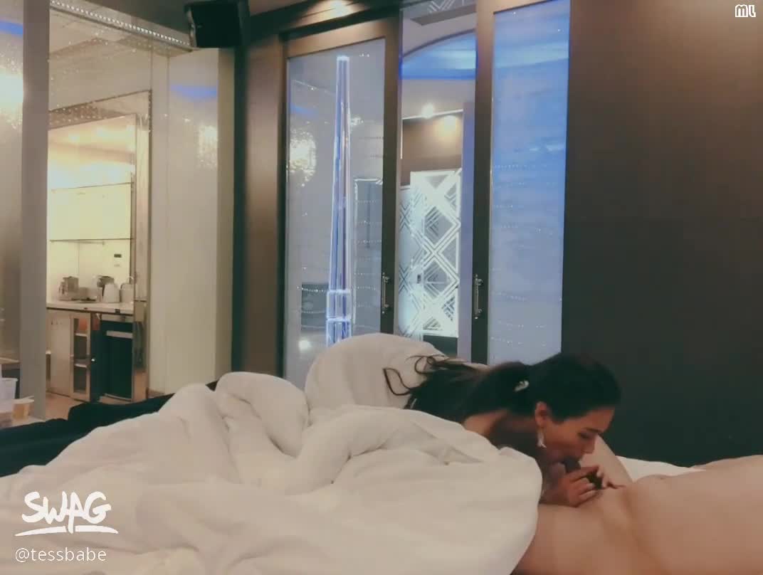 #SWAG 上海 外企 上班的白领美女为了升职往上爬不惜色诱领导酒店啪啪,男的鸡巴粗大花招又多,美女能坚持下来真不容易!