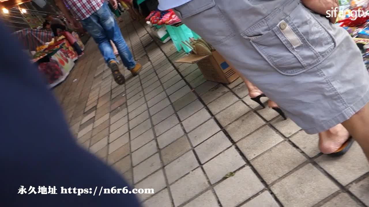 公园露脸偷拍抄底年轻小少妇带着肥胖儿子玩耍,完全没发现被拍
