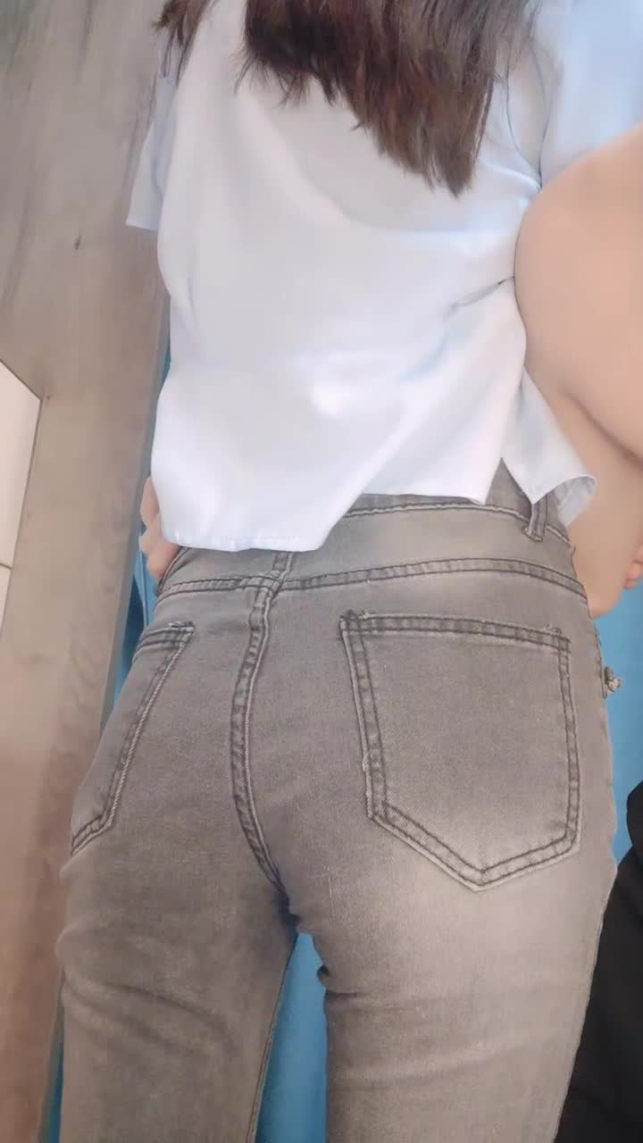 #高清 #嫩逼 #私拍紧身牛仔裤 Q弹蜜桃臀 00后清纯大长腿美少女 高挑的身材站立后入