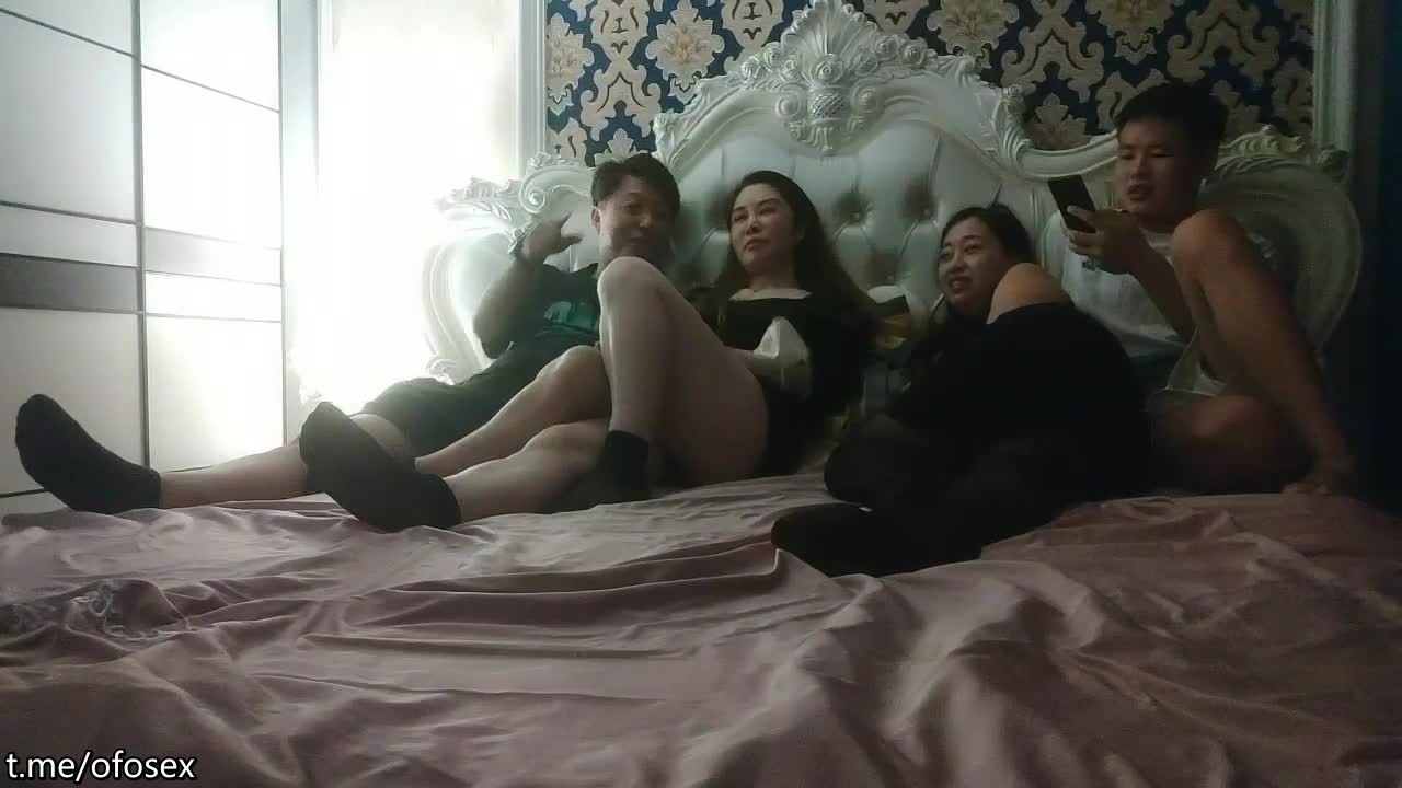 【#换妻探花】新人夫妻~玩牌脱衣~4P轮操 ，颜值不错少妇，一线天肥美鲍鱼，交换伴侣