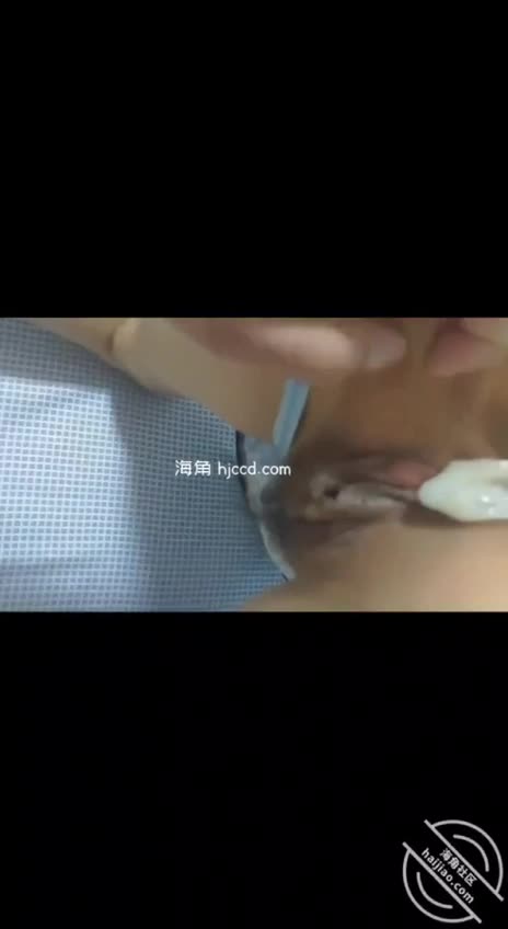 离异姐姐住我家，我灌醉她舔逼，她醒来没骂我，反而让我上。我爆操她，她浪叫着夹我，这禁忌的滋味让我爽得腿软，太过瘾了。