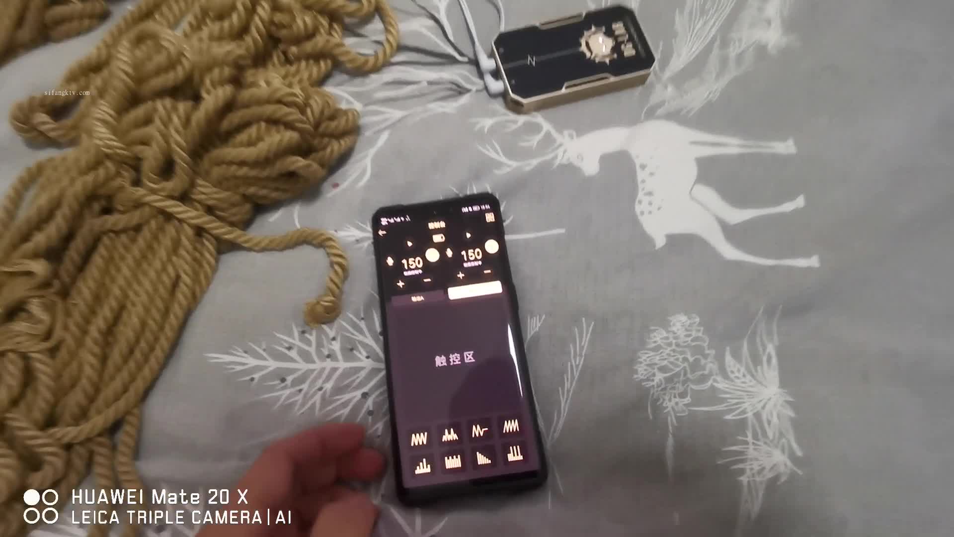 标题：【橘子受虐记】出品：#景延工作室标签：#SM #捆绑调教 #电击 #强制高潮 #求饶 #呻吟观感：露天阳台日式单腿吊缚 TK数据线鞭打电击 户外绳裤手铐，最高数值电击警告。