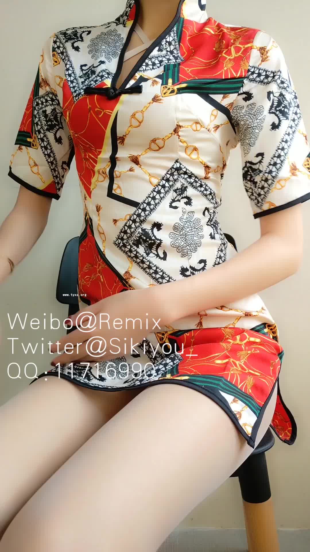 #草莓味的软糖 #旗袍 #肉丝这个丝袜应该是肉丝，这个旗袍的花纹也是很微妙了，有些花里胡哨的，大块的色彩设计的挺大胆的