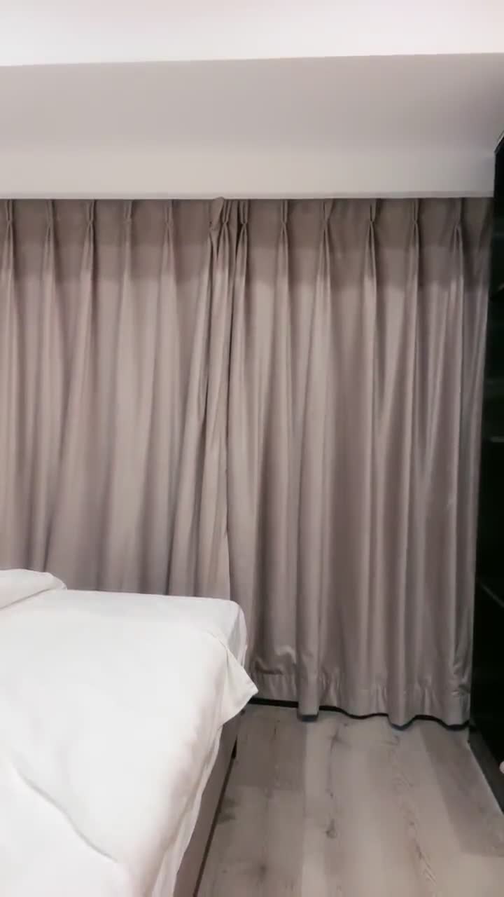【#白领也疯狂】姐姐带两个小妹妹在酒店直播大秀！互玩互舔