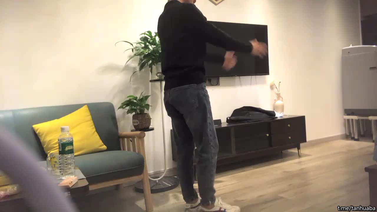 气质极品眼镜人妻，仙丹加持，高清拍摄，近距离舔屌展示口活，侧入爆插小穴，主动骑乘猛坐