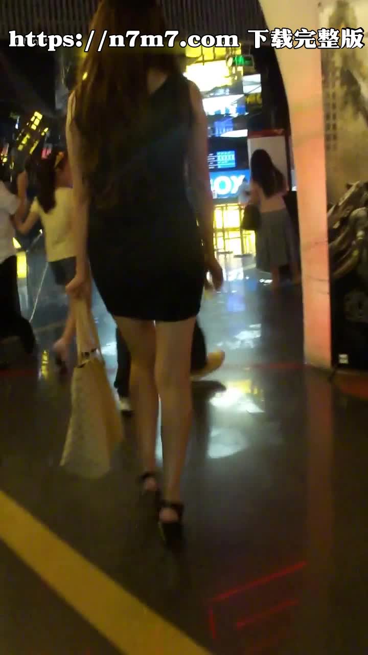 商场高清露脸抄底多个极品美女的裙底，全是长腿高跟
