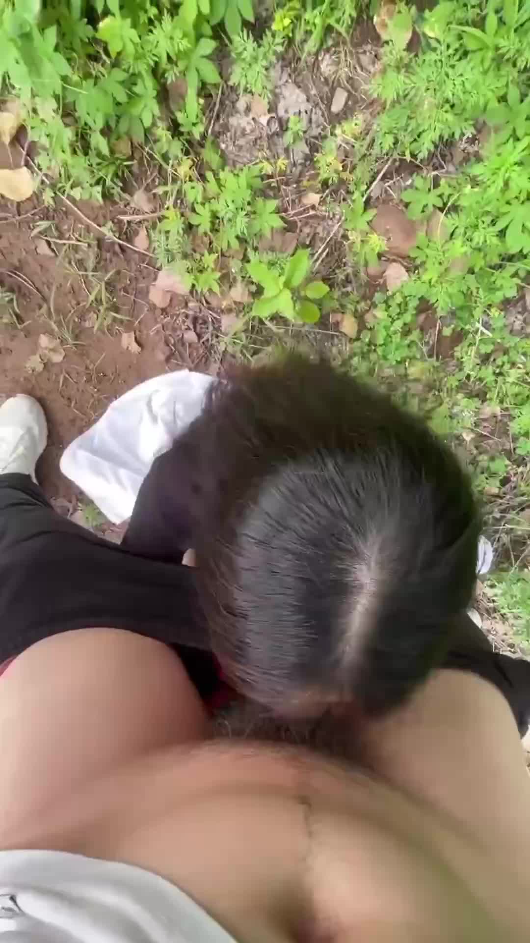 把单身离异的少妇女房东约到河滩边户外野战，强上并且内射了她