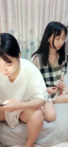 一男轮插两个妹子玩的太疯狂了3P