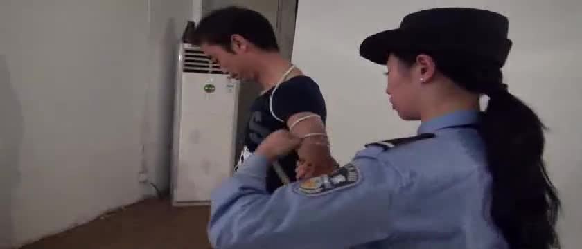女警斗歹徒去什么地方买一套这个衣服给女朋友穿来肏也爽啊。
