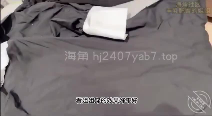 我疯狂撩拨姐姐，弄得她狂喷水，最后她求饶喊我爸爸求插进去。她嫩逼喷得满床都是，我操得她浪叫不止，爽得我腿软，干到她眼泪汪汪。