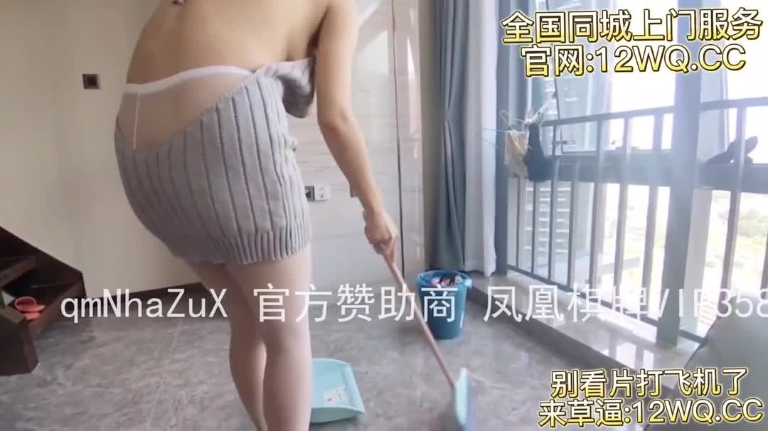 做家务的嫂子故意不穿内衣勾引我，直接按在沙发上操！