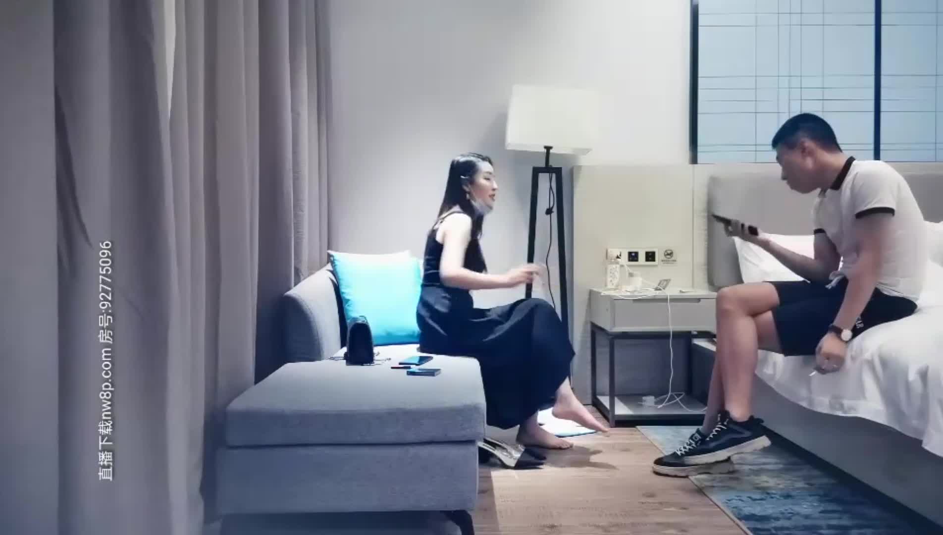 #探花 黑裙大长腿妹子，沙发骑坐调情口交舔弄上位骑乘猛操，呻吟娇喘非常诱人