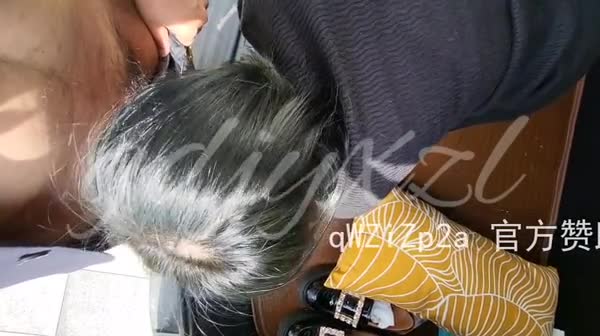 少妇开车找我偷情野战，美腿后入，潮喷一地，露脸吞精