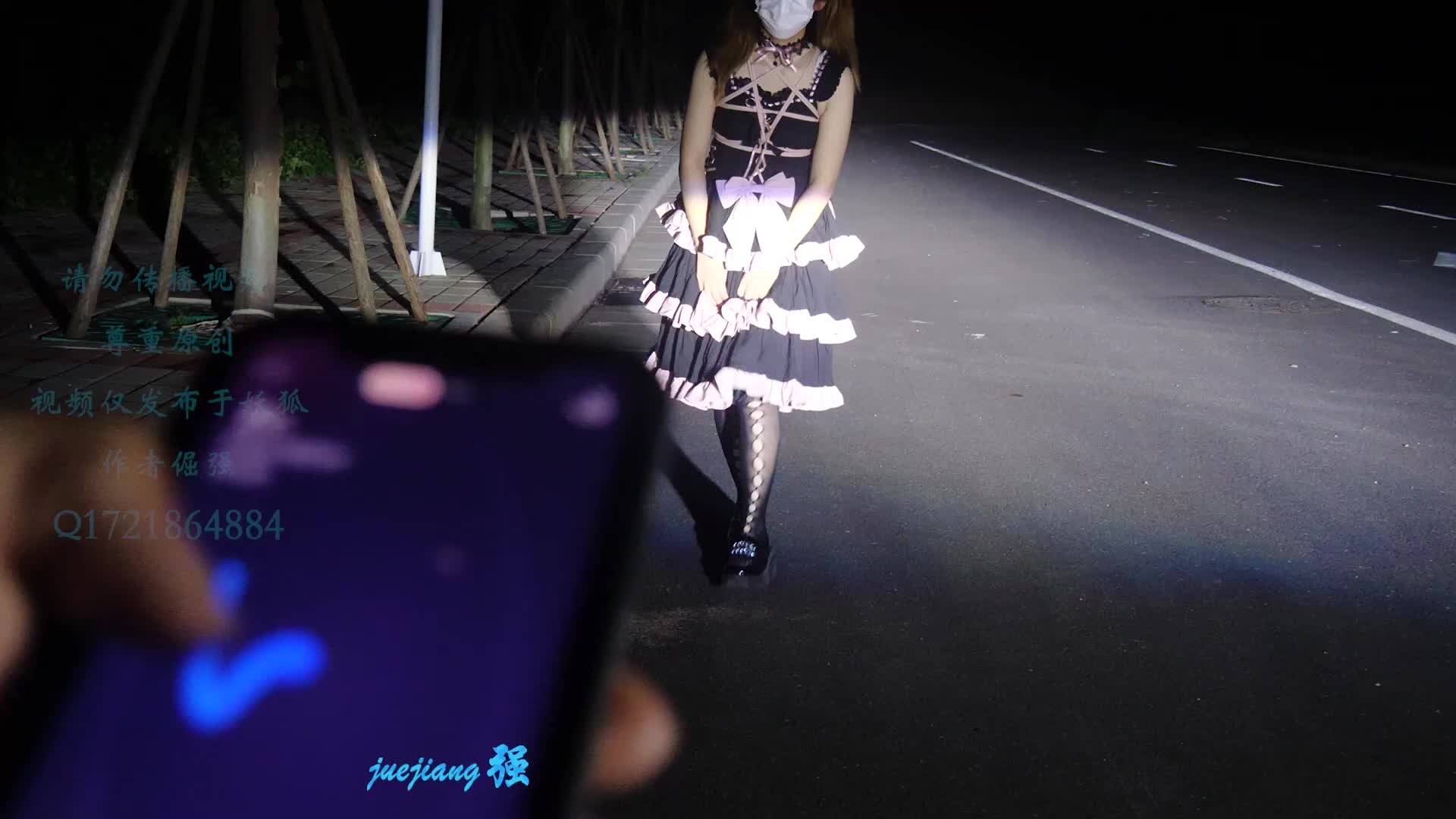 标题： 伊伊夜晚外出体验标签： #倔强原创 #露出 #跳蛋 #捆绑 #绳艺精品福利