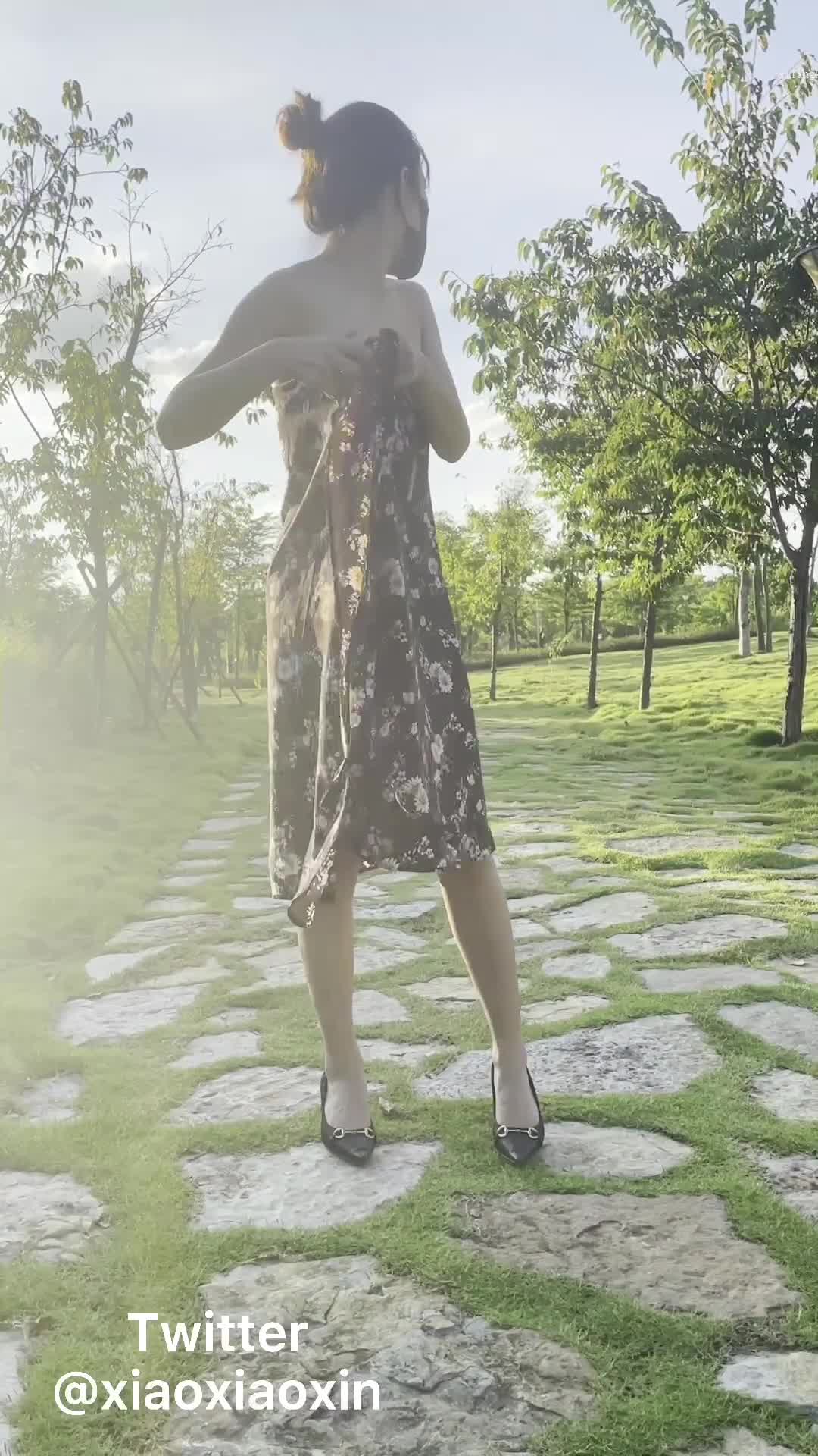 #国产 苗条网红『小小星』大白天在公园街道全裸露出