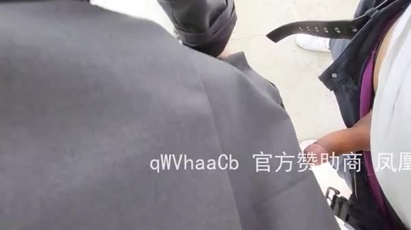 美腿骚货白天在公园门口，露脸野战后入被操哭