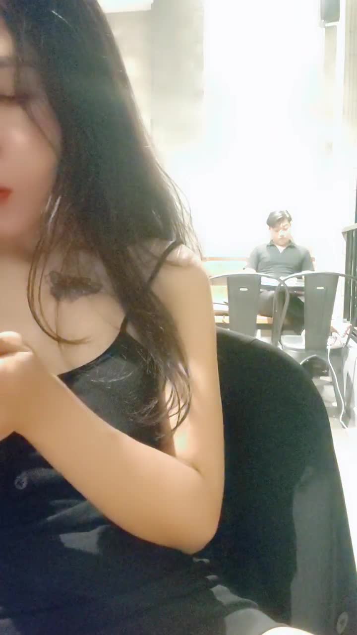 气质御姐公共场合露出，看到年轻人秀恩爱，受不了到洗手间自慰，边抠边喷水，太骚了