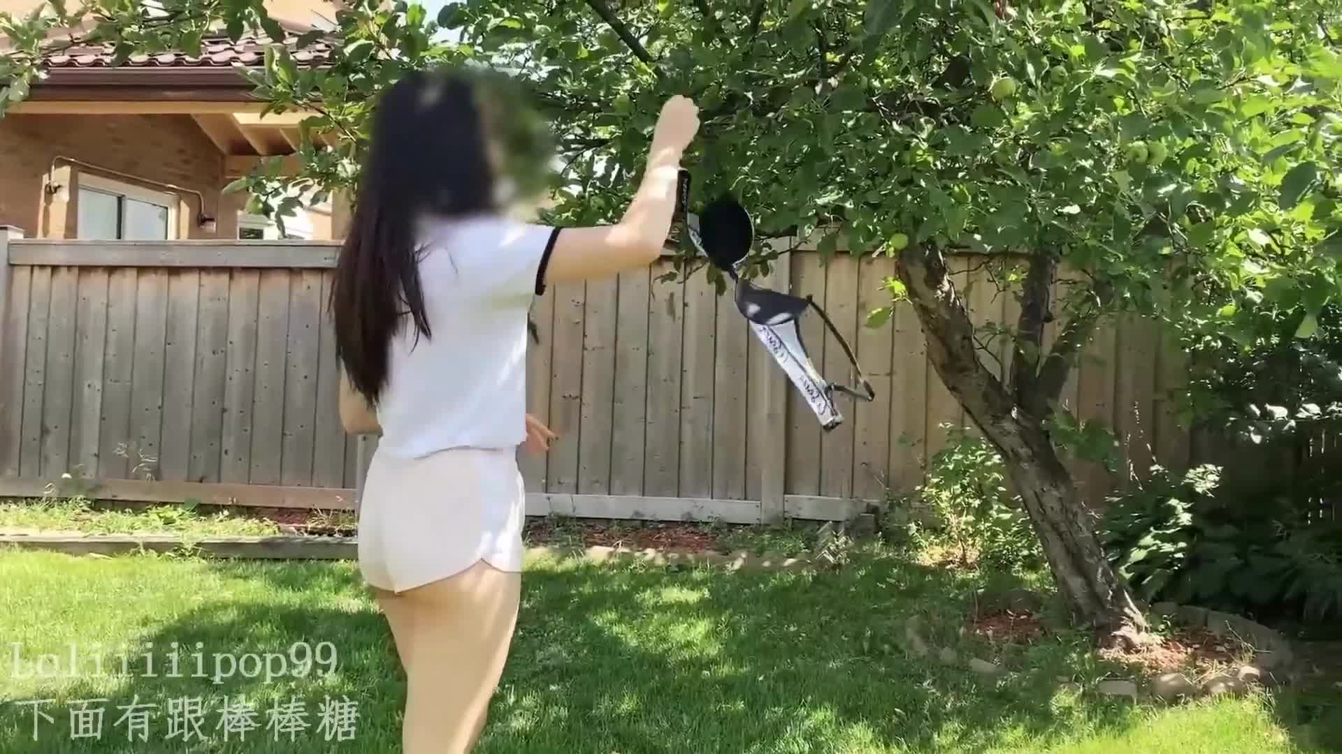 #下面有跟棒棒糖 09部-发现室友手机里的露出视频，趁她睡觉把肉棒插入小穴