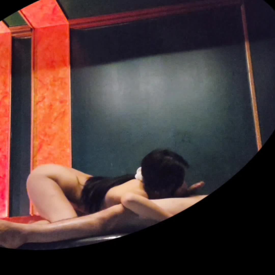 洗浴会所偷拍 隔壁房间模特身材美女技师给熟客提供特殊性爱服务无水印原版