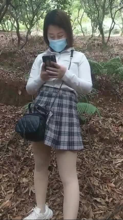 【粉灯小王子】500块约个人妻野战,大胸又白又挺,小山坡下无人好办事,脱下JK抠穴后入,紧张刺激点击免费加入