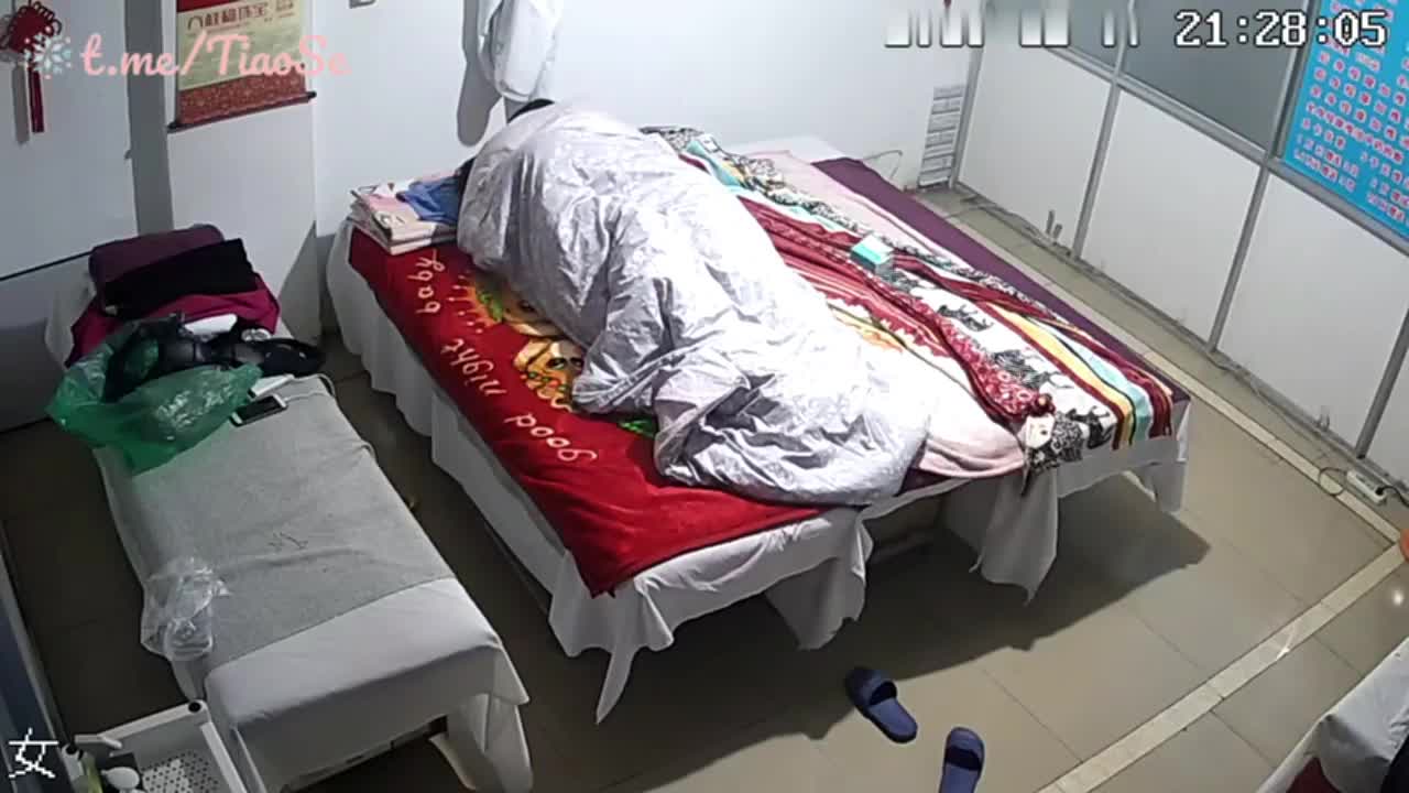 老中医按摩馆监控破解，偸拍专门霍霍人妻熟女的色大叔，约会大长腿无毛逼，阿姨饥渴难耐，脱光直接就干，无套内射