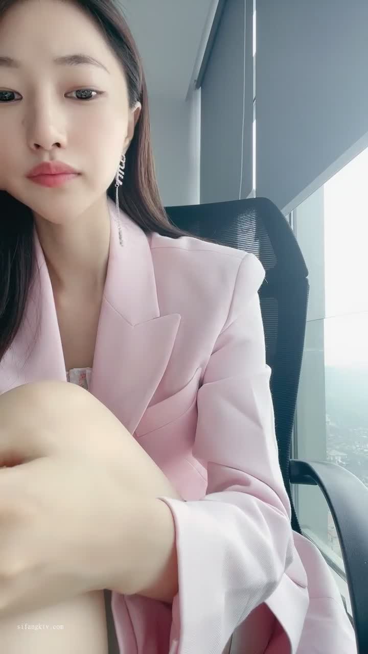 重磅！重庆某集团公司白领~ #小兔丫丫 极度反差~刺激！~~重庆某集团公司白领，上班期间直播~！和粉丝聊骚，禁不住诱惑去公司厕所开收费~！聊前男友打野战，在KTV做爱被服务员发现~！高颜值高气质，西服工作装，反差感极强~！