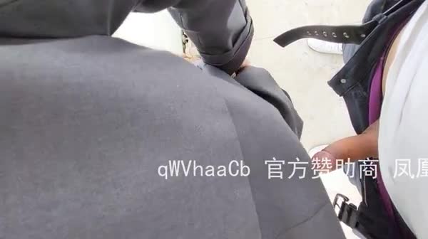 美腿骚货白天在公园门口，露脸野战后入被操哭
