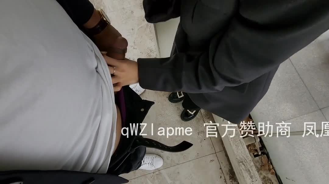 白天在公园门口野战，骚货吓得站不稳
