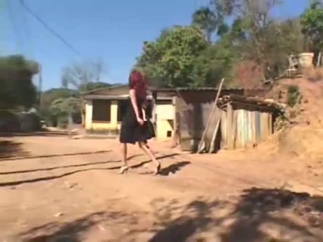 红发美女野外被人轮奸羞辱