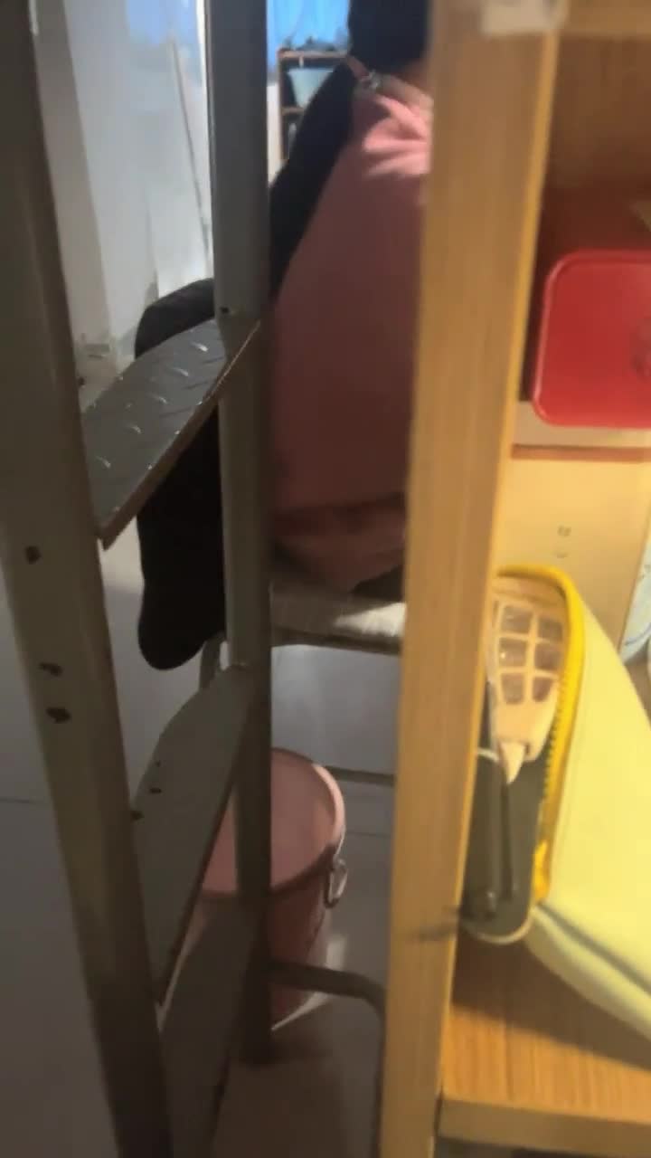【女大学生宿舍】，封校中，下午宿舍集体刷剧，偷拍室友，厕所露出大奶子和骚逼点击免费加入