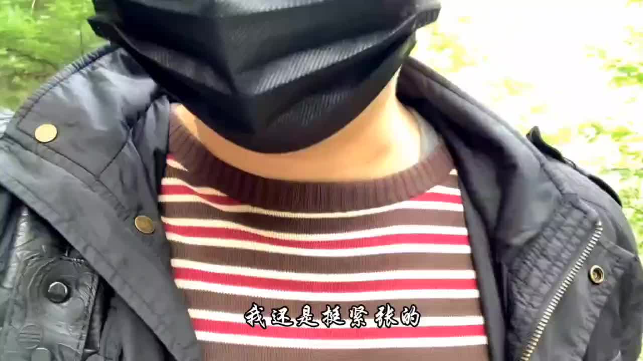#调教【 #弱水三千户外 调教中年大叔 】男奴视角的作品，展现中年大叔奴性，以及对女主的崇拜。
